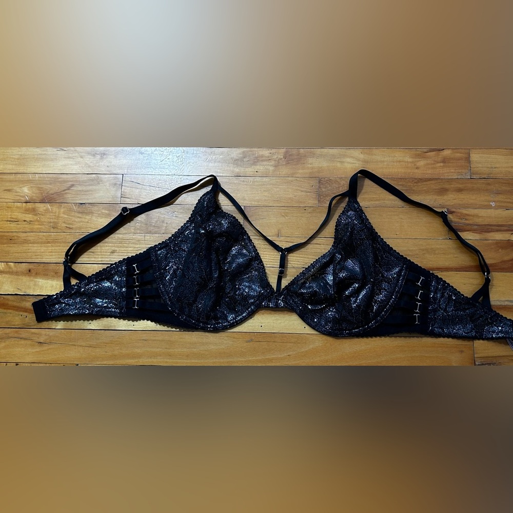 2/40$ 🖤 Victoria’s Secret strappy bra